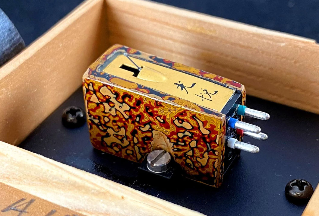 Koetsu: Japanse kunst in platenspeler elementen.